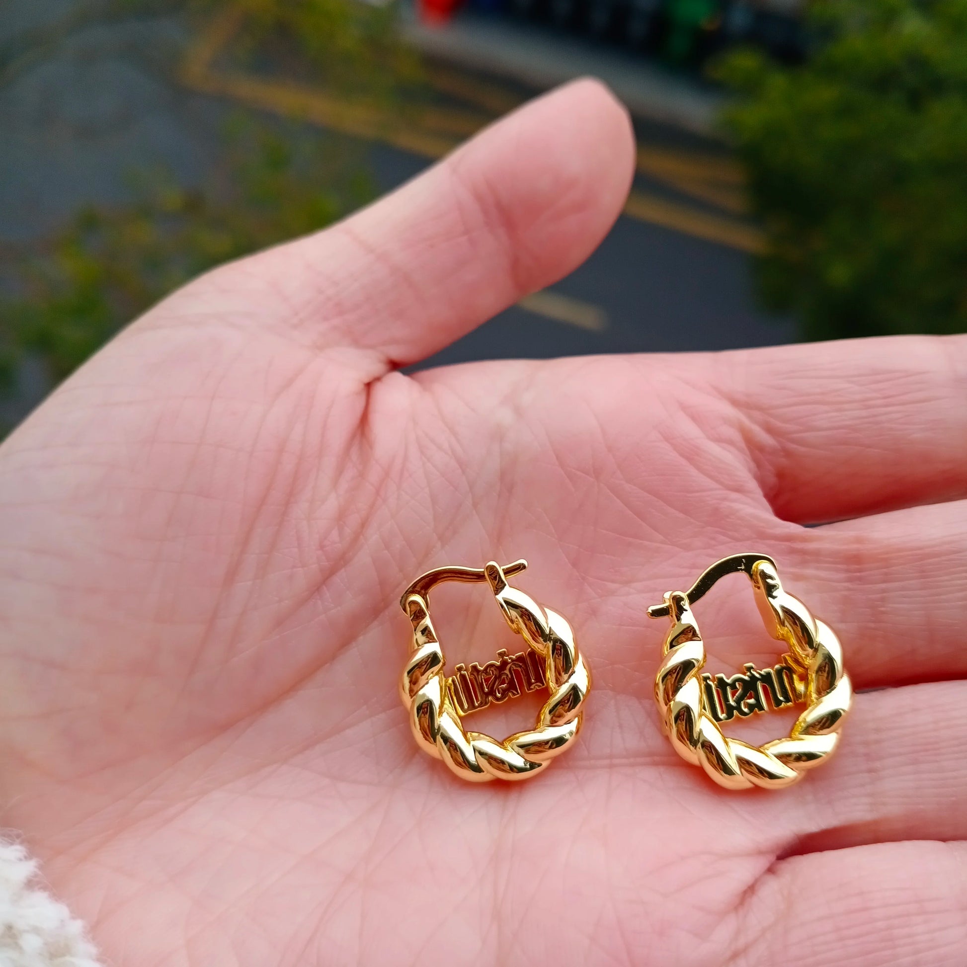 Lateefah-pendientes de aro pequeño torcido de 18MM con nombres personalizados, pendientes con letras para mujer, placa con nombre de cobre, joyería de regalo