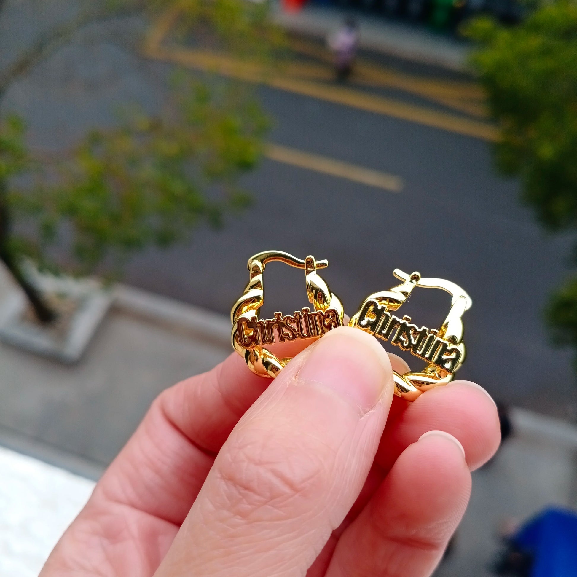 Lateefah-pendientes de aro pequeño torcido de 18MM con nombres personalizados, pendientes con letras para mujer, placa con nombre de cobre, joyería de regalo